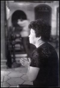 在觀音亭拜拜的媽媽(張涂衛),澎湖馬公,1991
